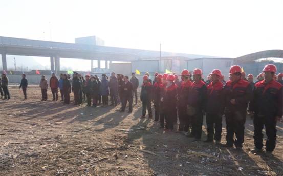 揚(yáng)鞭策馬喜圓發(fā)展夢，萬眾一心共筑新長城